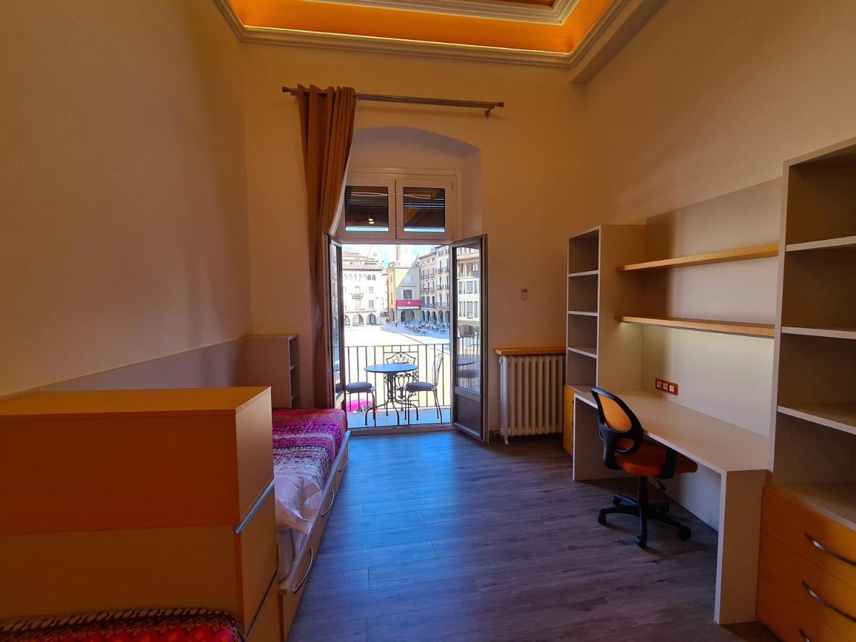 Apartaments Vicus 3 Con Vistas A La Plaza Mayor De 维克 外观 照片